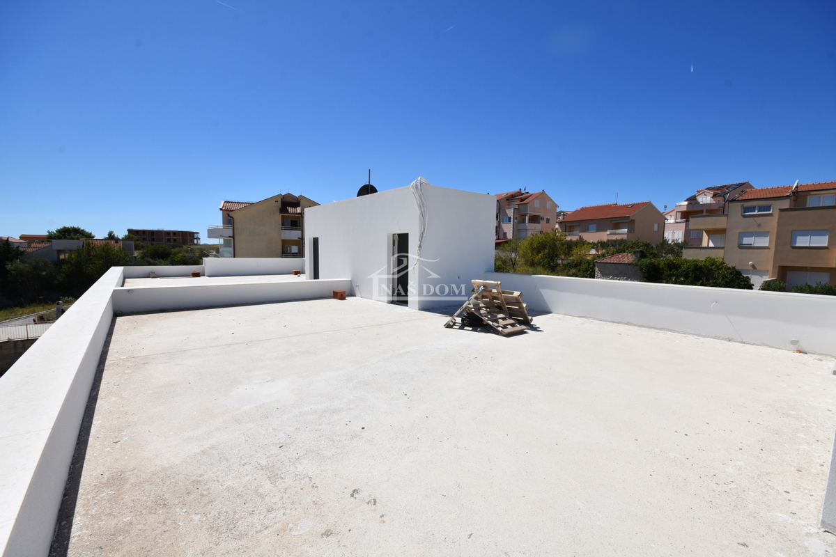 Vodice - Stanovanje S4 s strešno teraso, panoramski pogled na morje