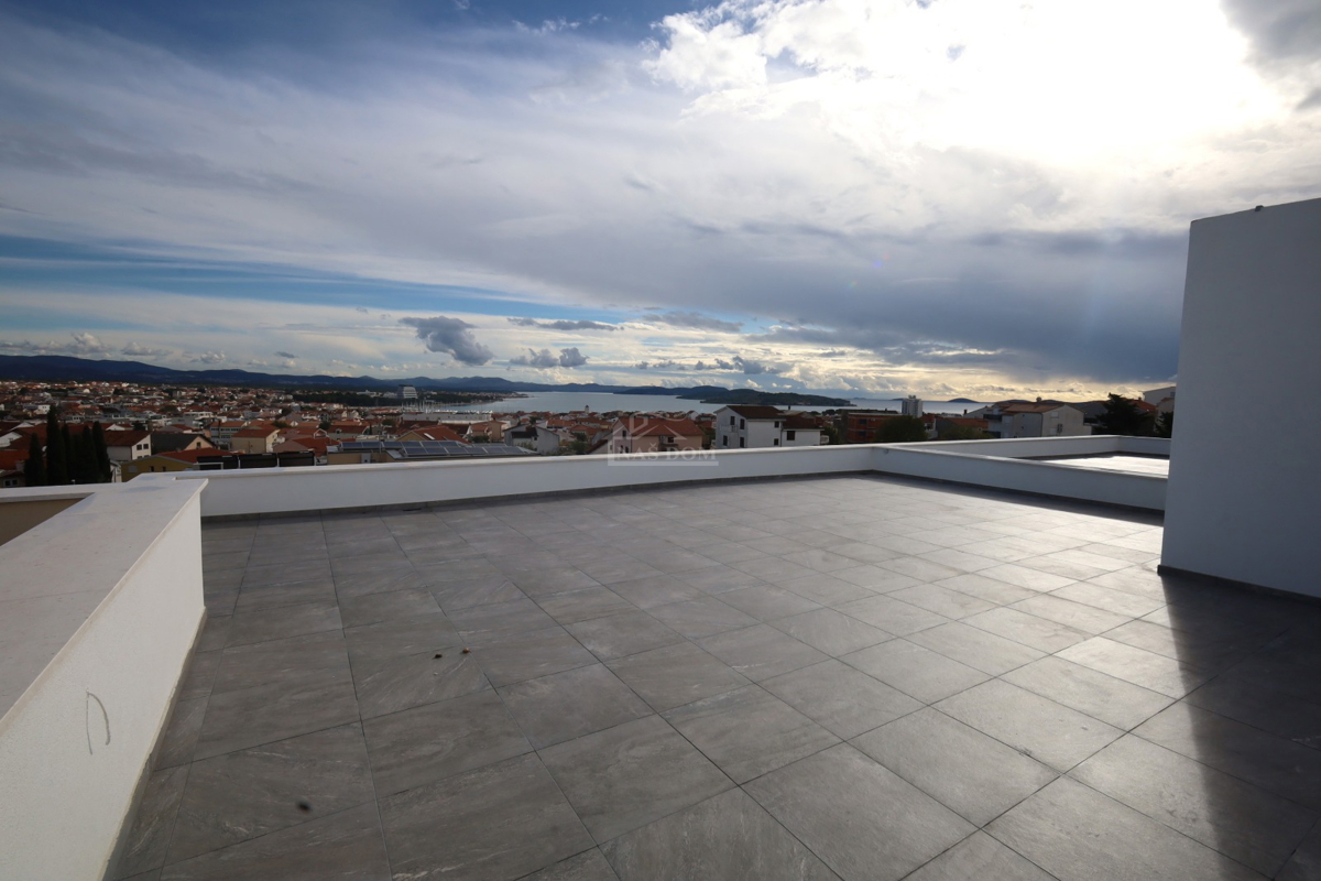 Vodice - Stanovanje S4 s strešno teraso, panoramski pogled na morje