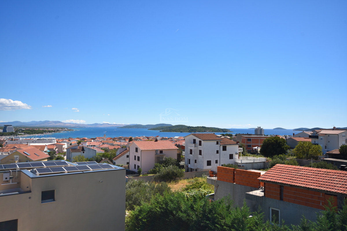 Vodice - Stanovanje S4 s strešno teraso, panoramski pogled na morje