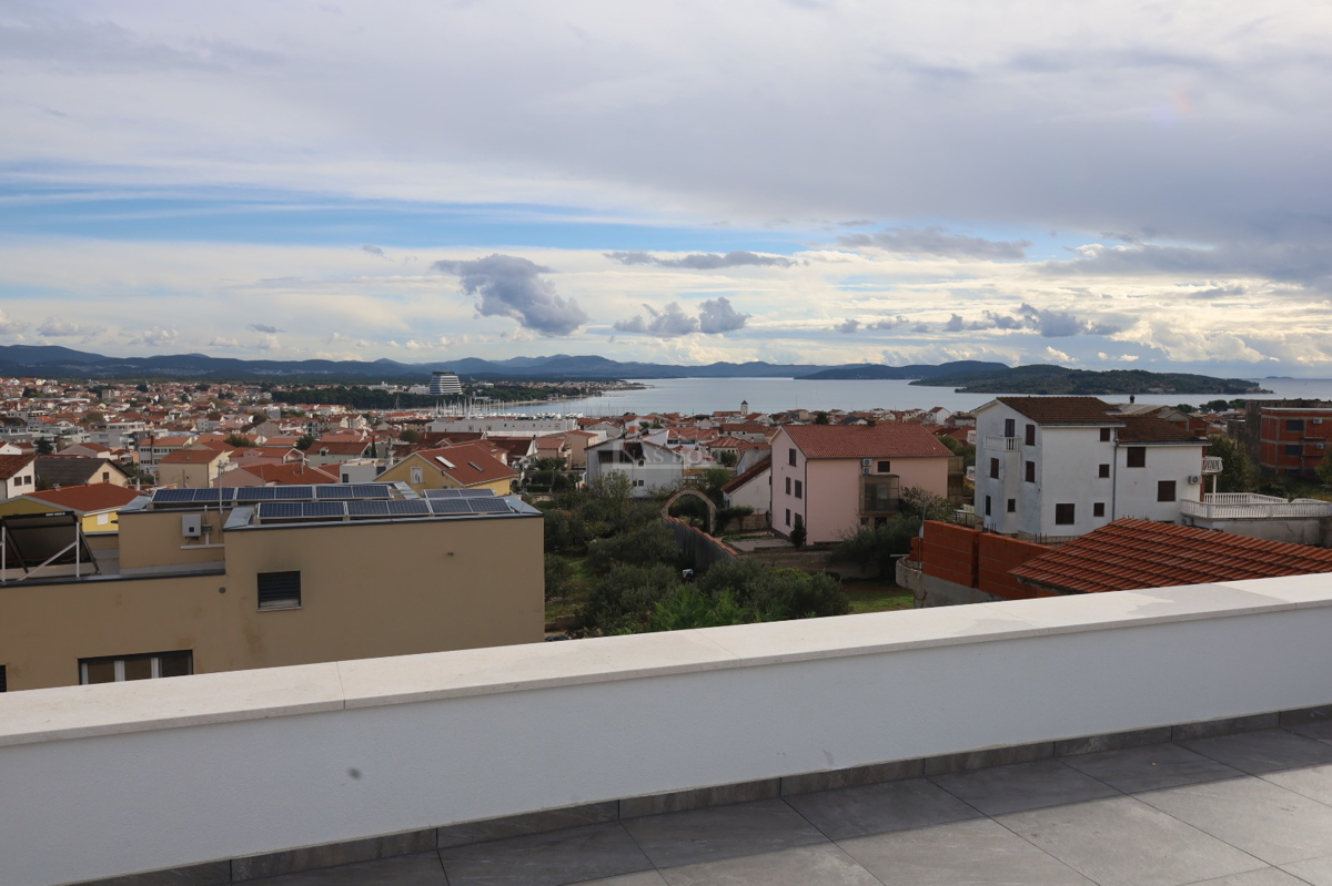 Vodice - Stanovanje S4 s strešno teraso, panoramski pogled na morje