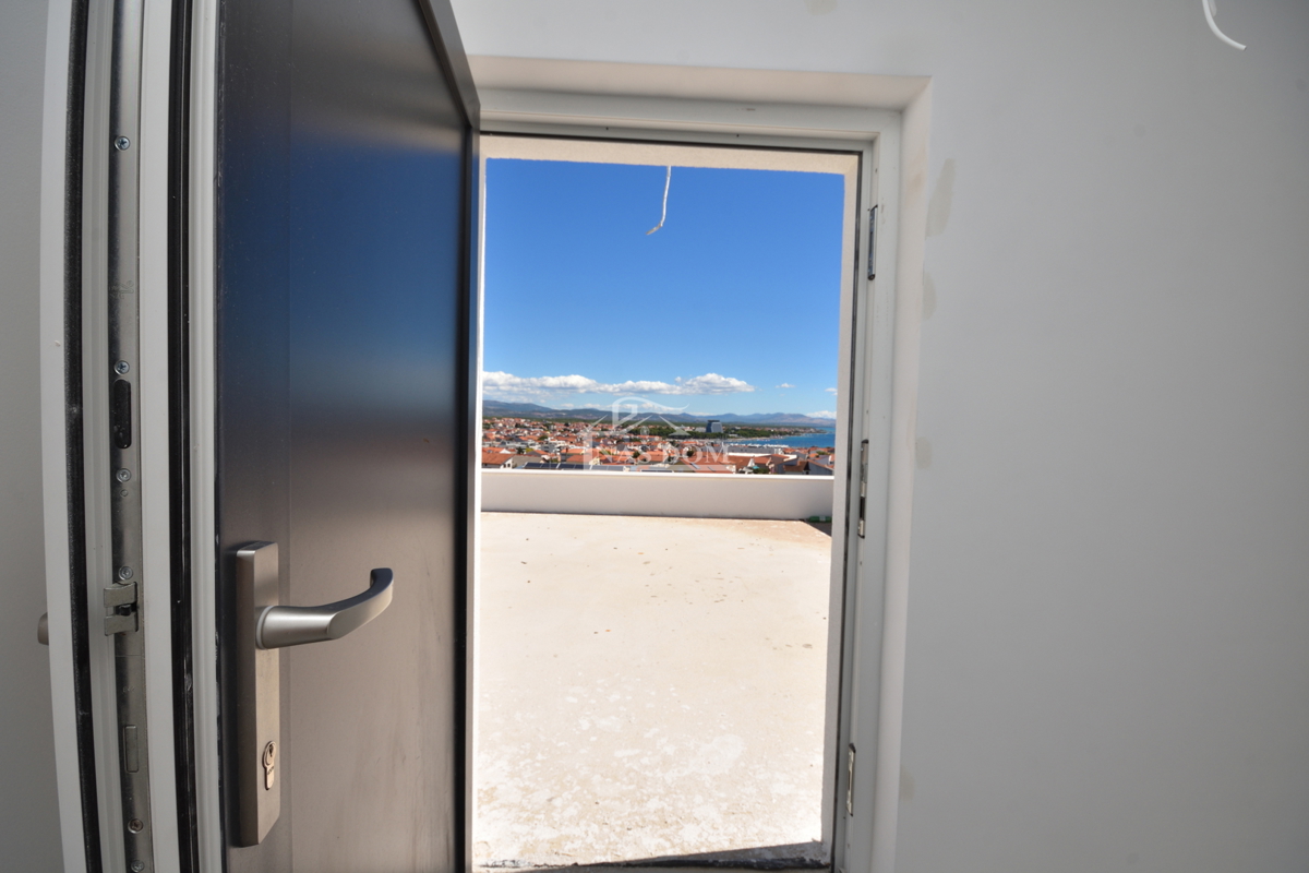 Vodice - Stanovanje S4 s strešno teraso, panoramski pogled na morje