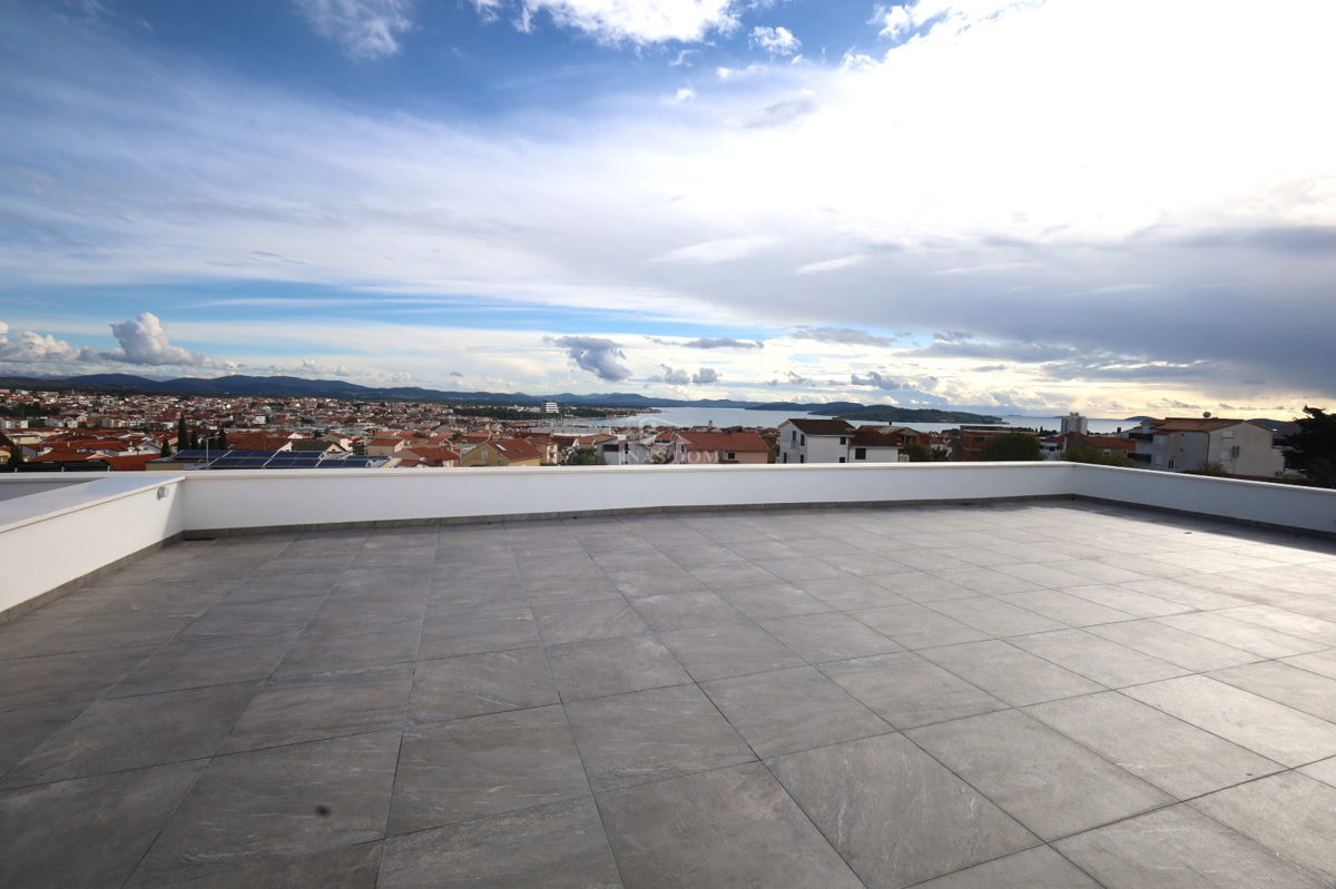 Vodice - Stanovanje S4 s strešno teraso, panoramski pogled na morje