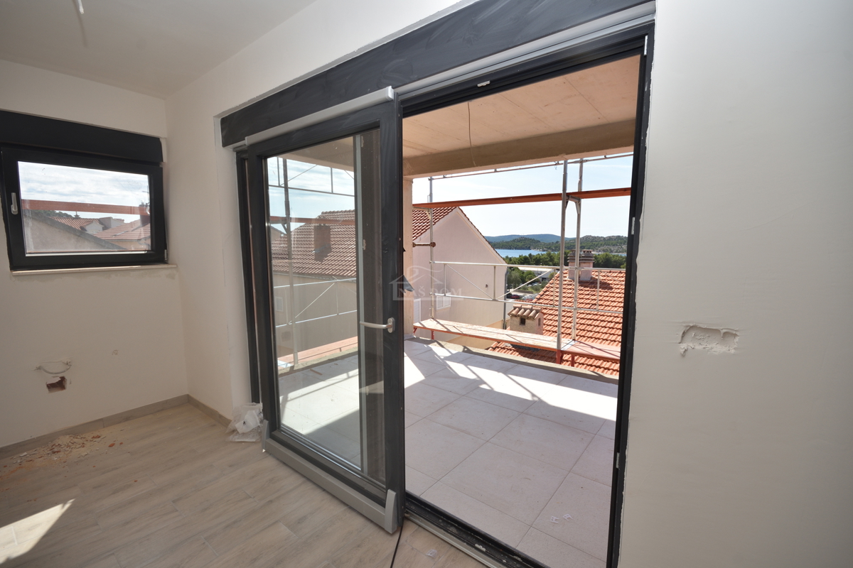 Šibenik, Crnica - Trosobno stanovanje S1 z garažo