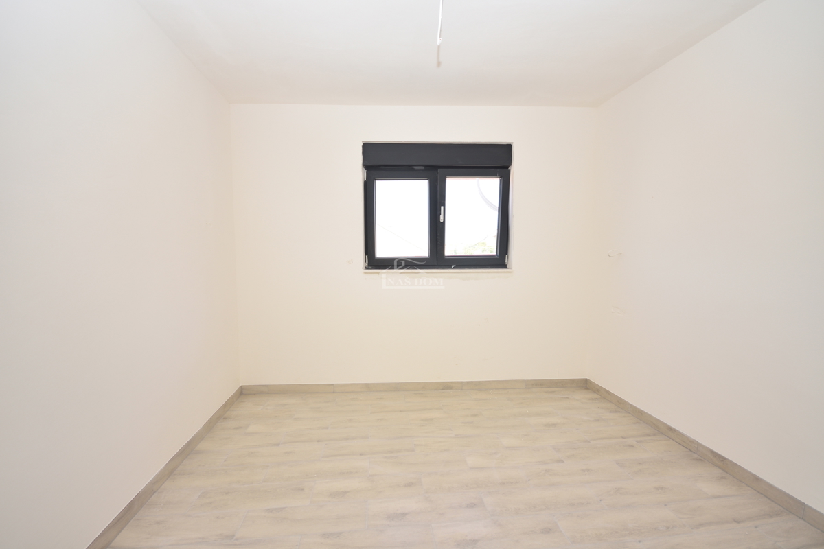 Šibenik, Crnica - Trosobno stanovanje S1 z garažo