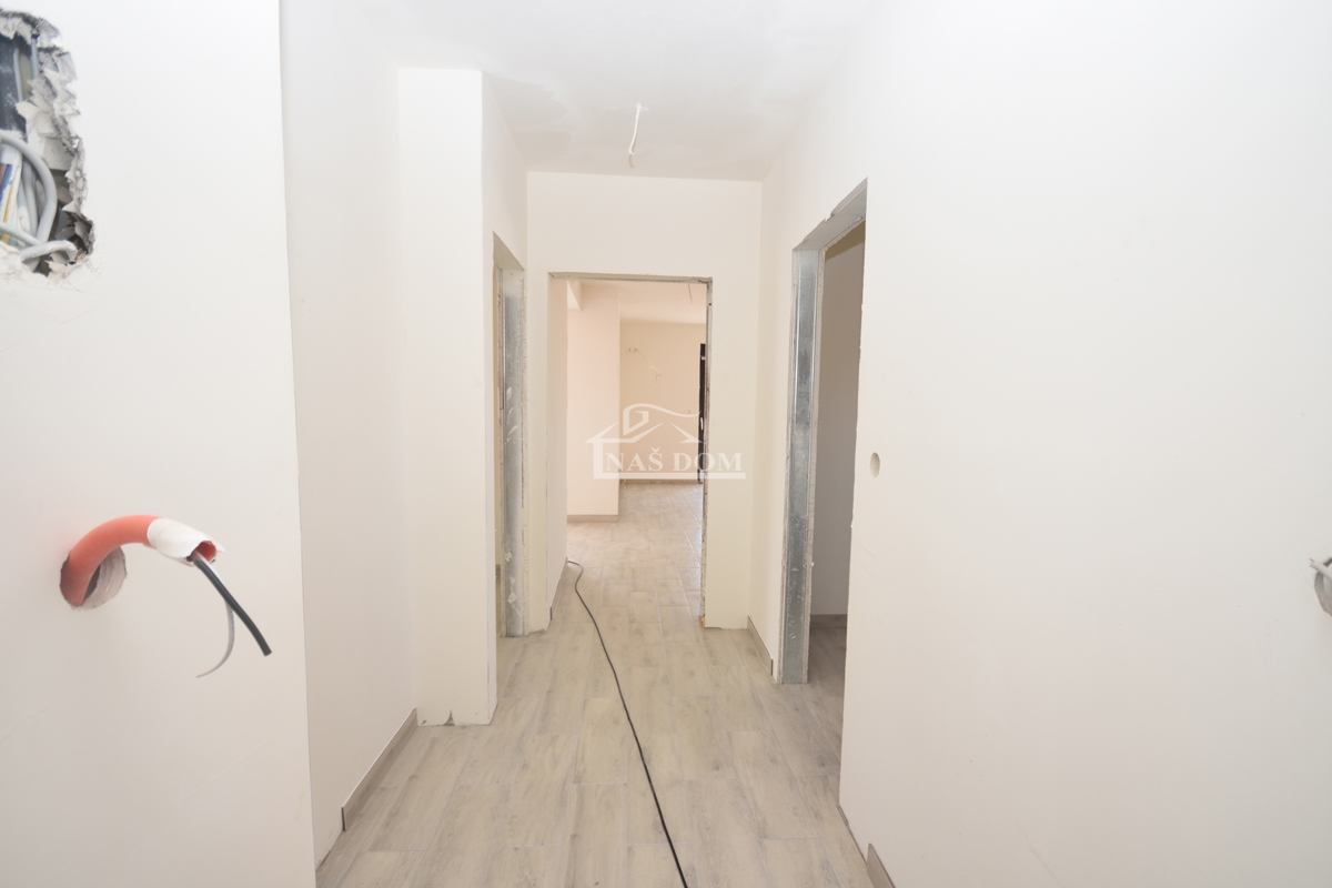 Šibenik, Crnica - Trosobno stanovanje S1 z garažo