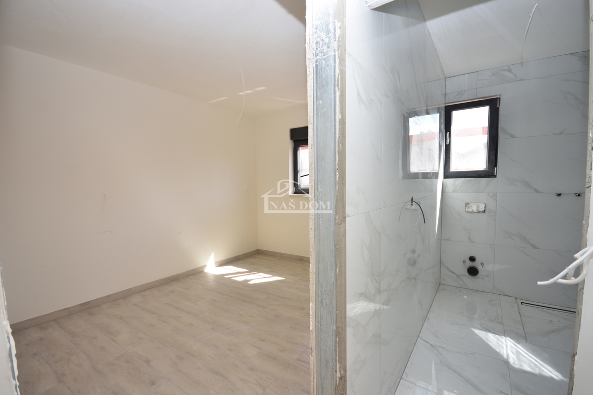 Šibenik, Crnica - Trosobno stanovanje S1 z garažo