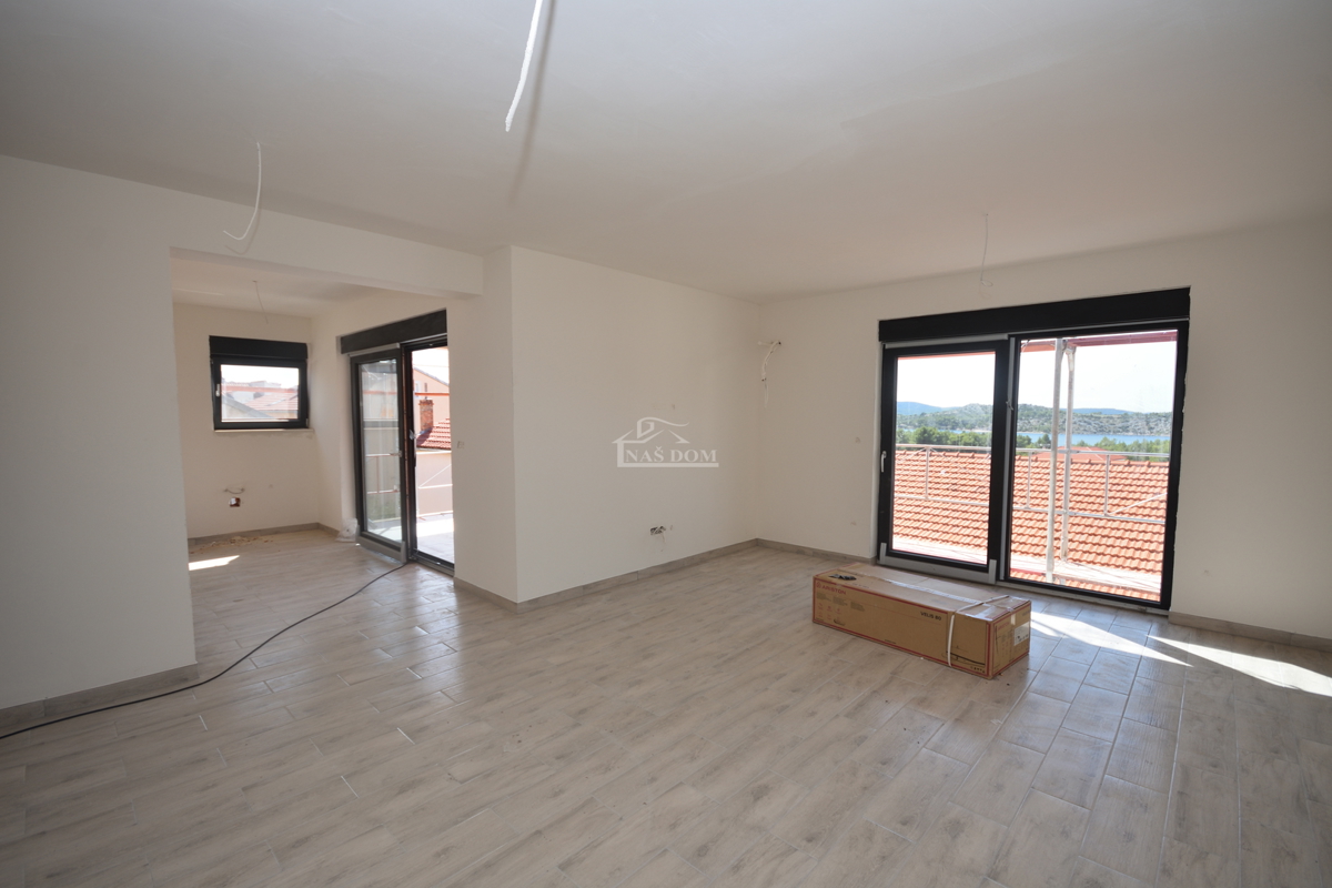 Šibenik, Crnica - Trosobno stanovanje S1 z garažo