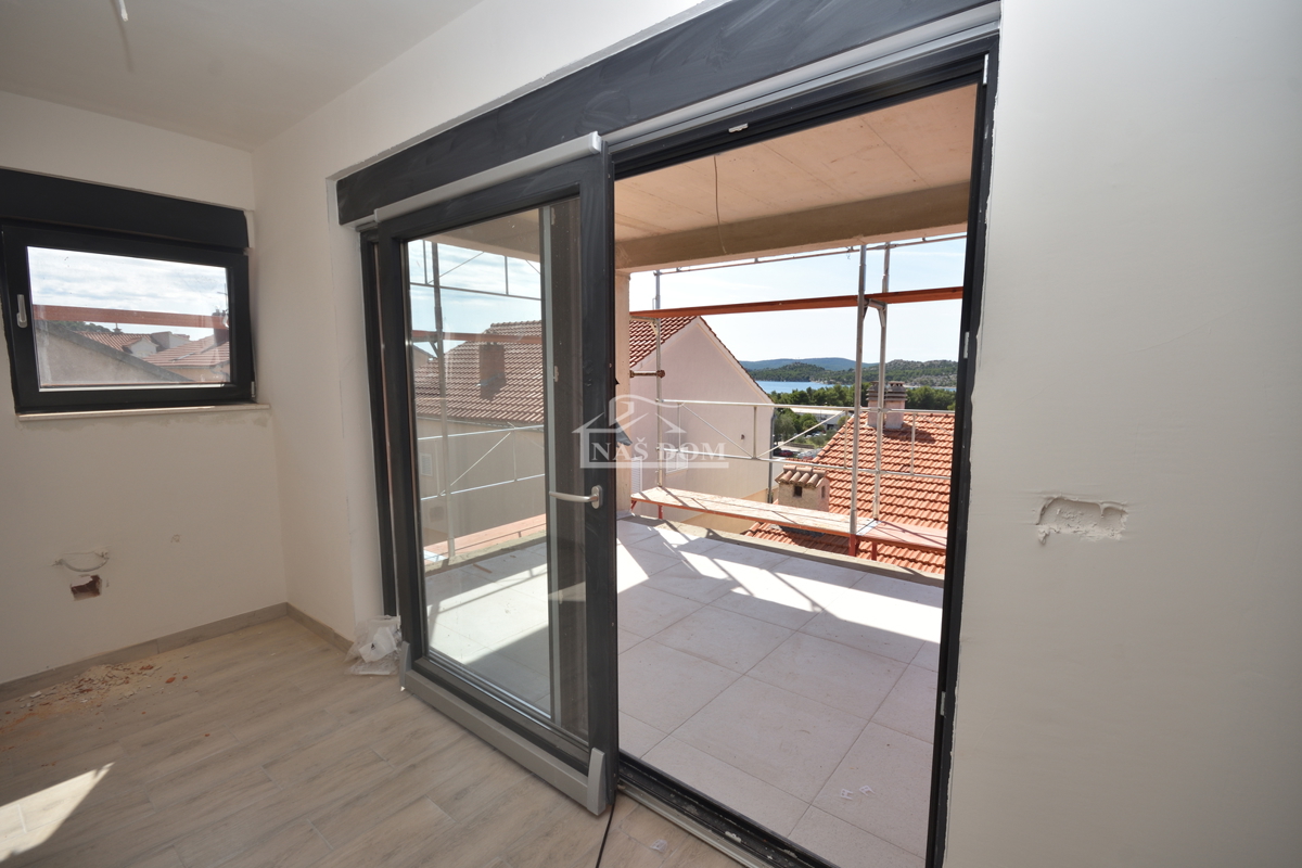 Šibenik, Crnica - Trosobno stanovanje S1 z garažo