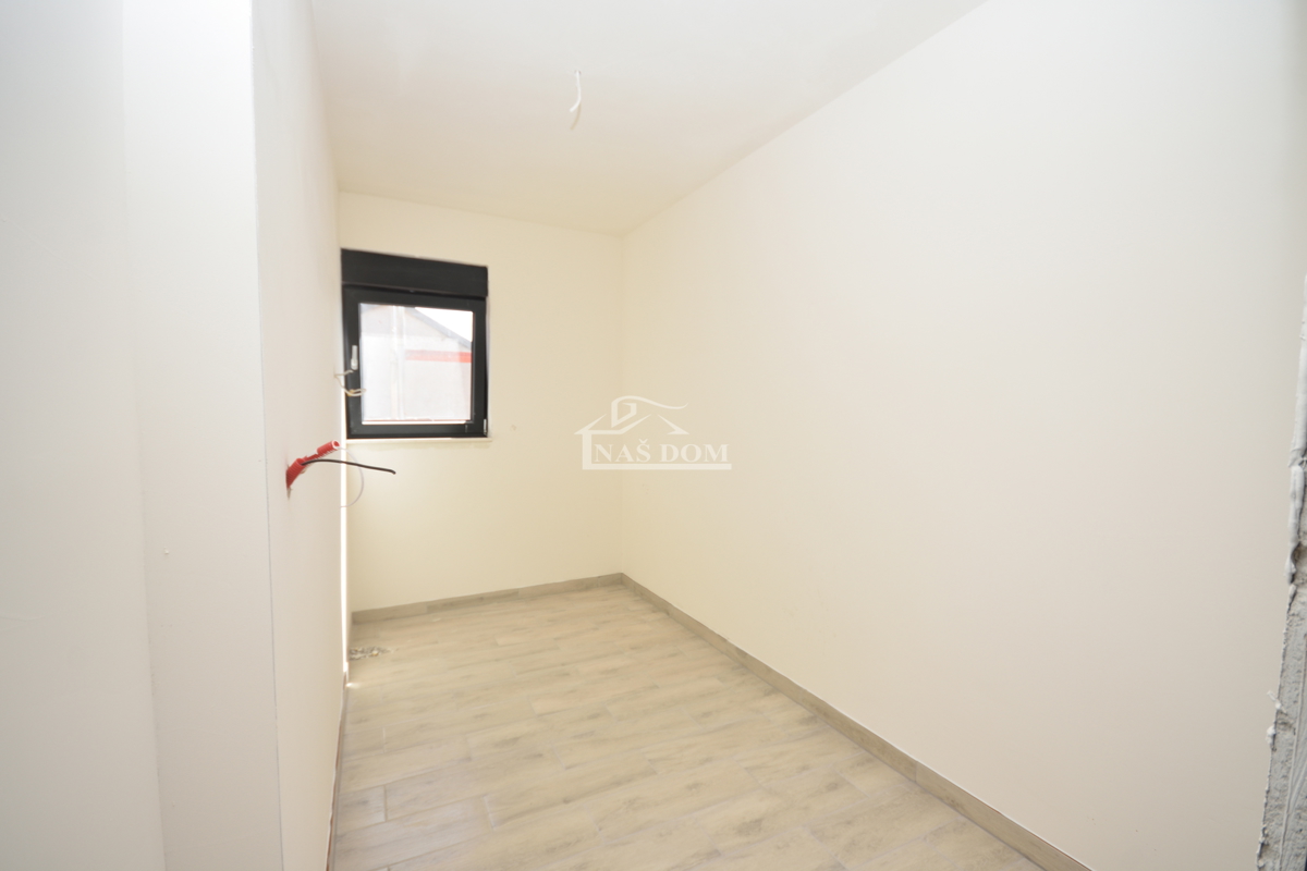 Šibenik, Crnica - Trosobno stanovanje S1 z garažo