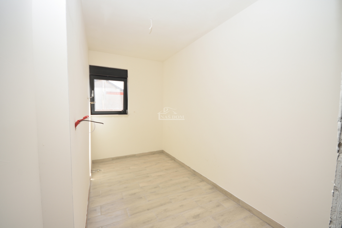 Šibenik, Crnica - Trosobno stanovanje S1 z garažo