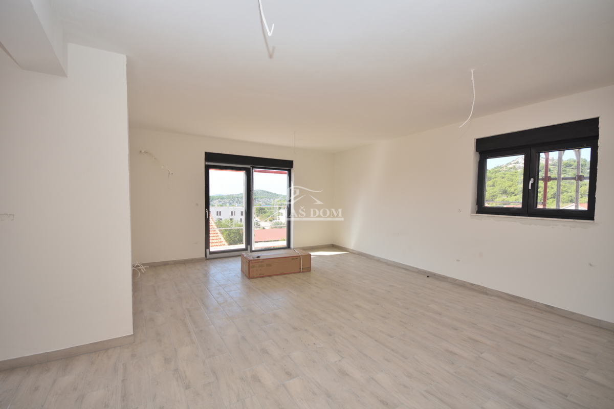 Šibenik, Crnica - Trosobno stanovanje S1 z garažo