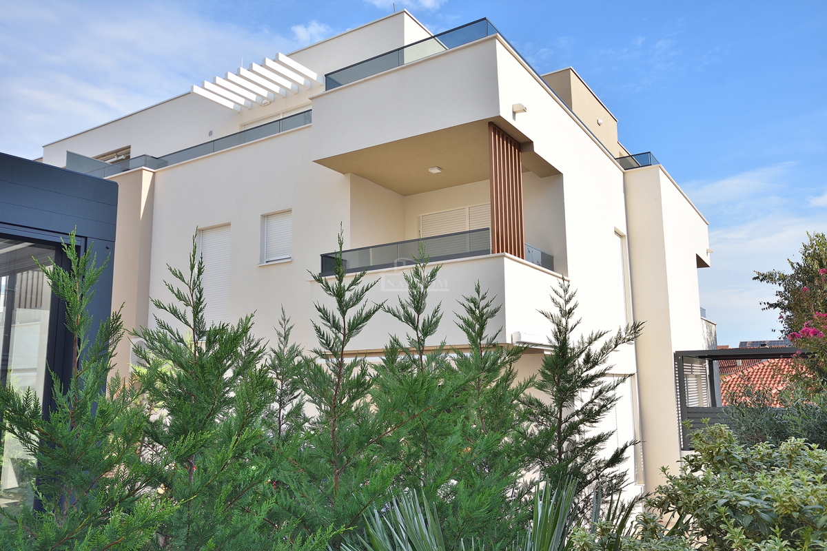 Vodice- namješten dvosoban stan u blizini centra Vodica