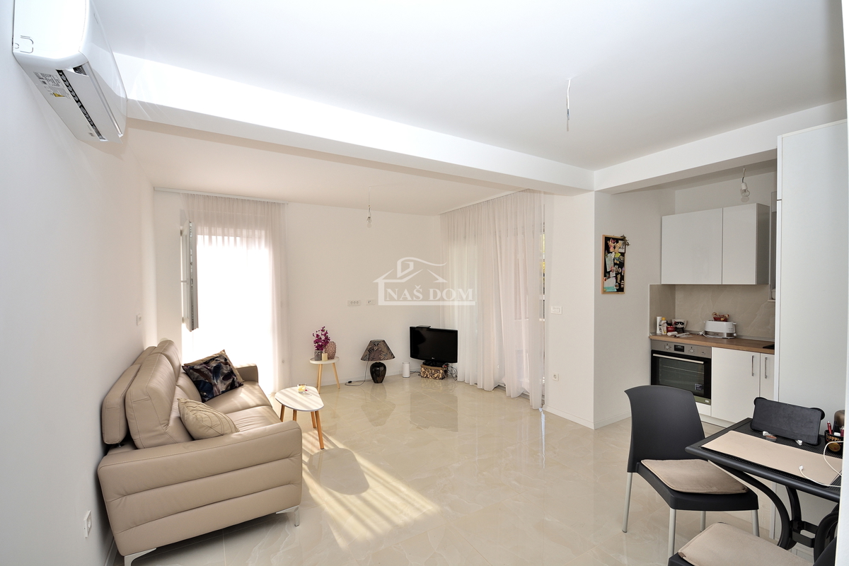 Vodice- namješten dvosoban stan u blizini centra Vodica