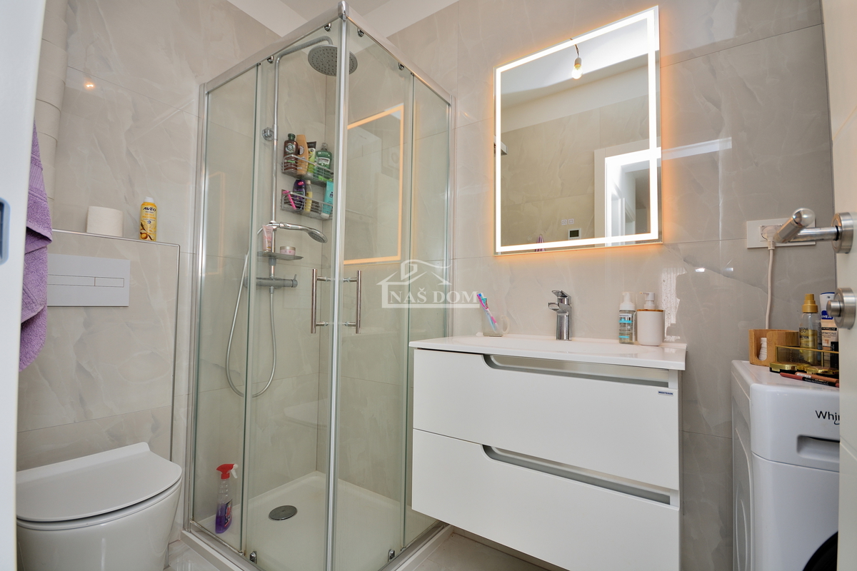 Vodice- namješten dvosoban stan u blizini centra Vodica