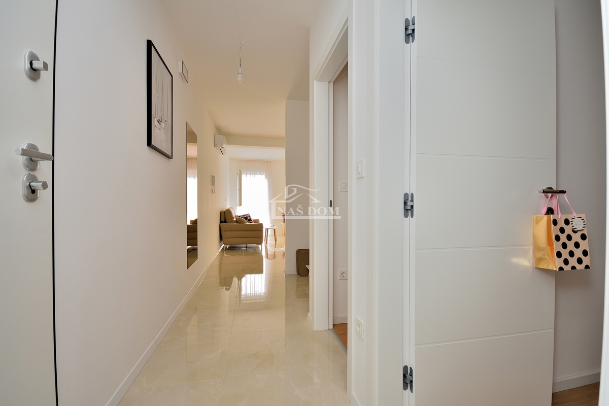 Vodice- namješten dvosoban stan u blizini centra Vodica