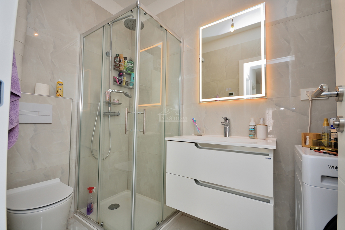 Vodice- namješten dvosoban stan u blizini centra Vodica