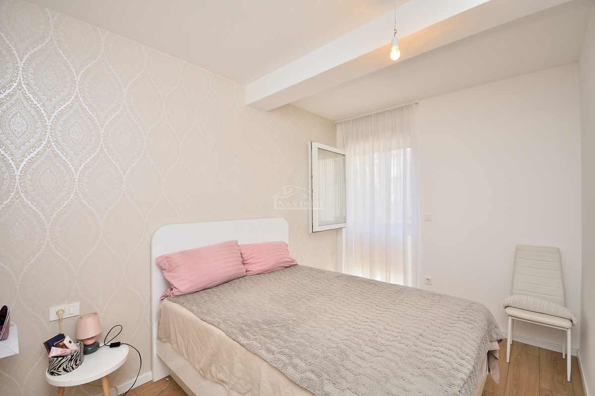 Vodice- namješten dvosoban stan u blizini centra Vodica