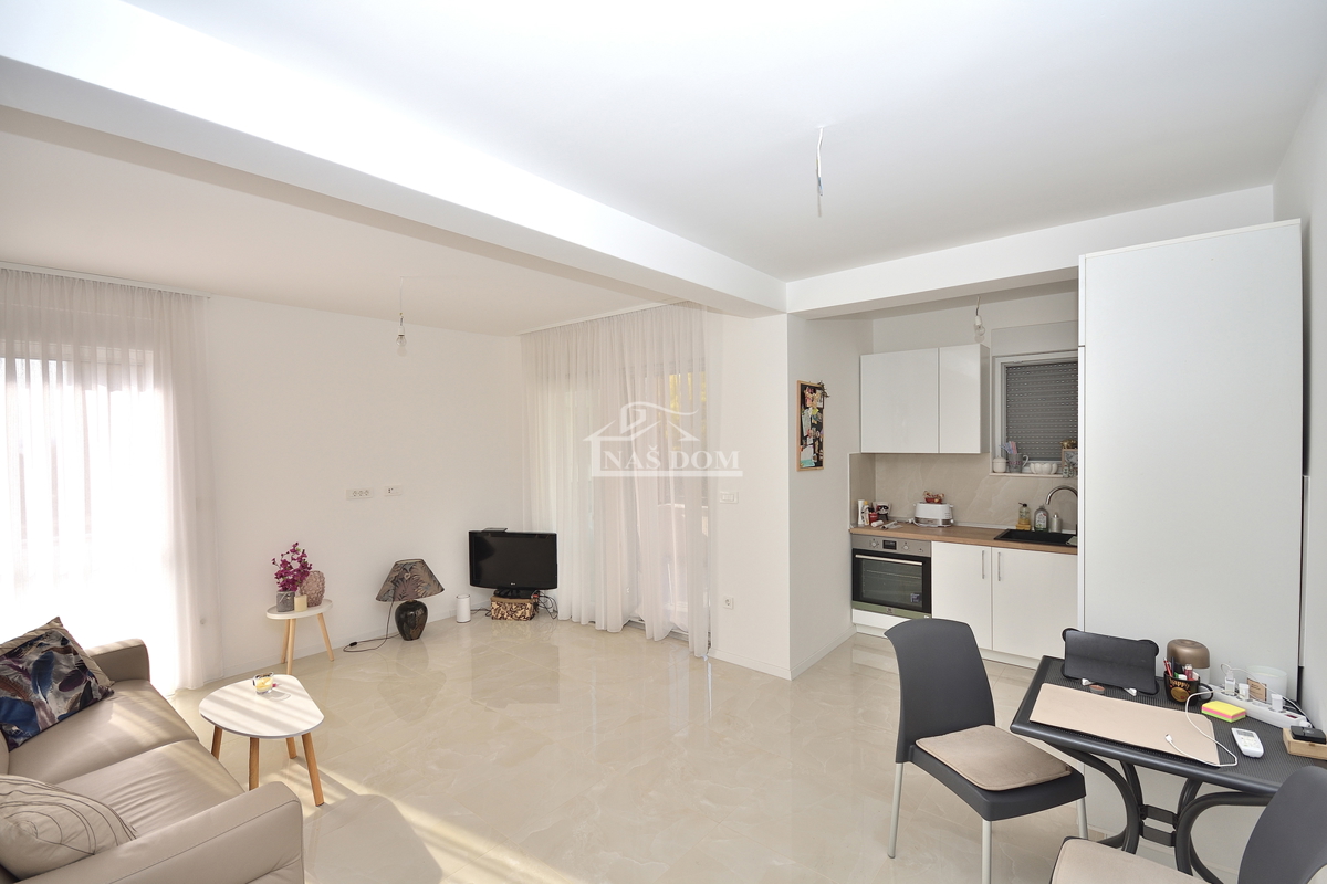 Vodice- namješten dvosoban stan u blizini centra Vodica