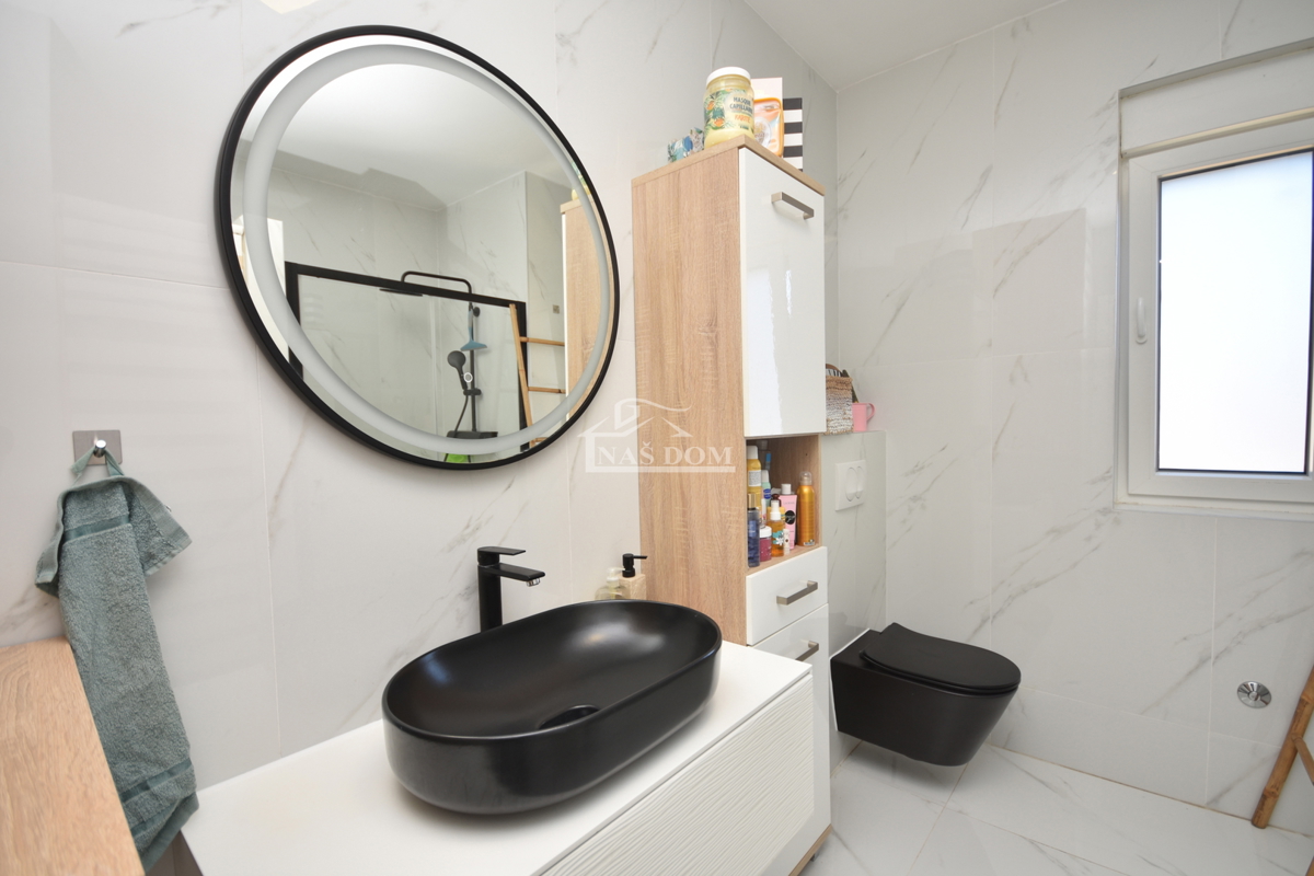 Vodice - Popolnoma opremljena dvojna hiša na mirni lokaciji