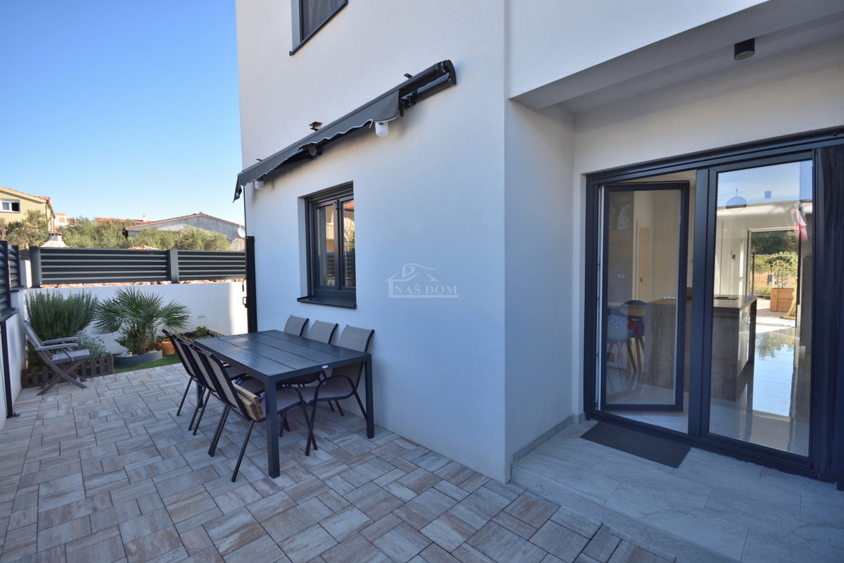 Vodice - Popolnoma opremljena dvojna hiša na mirni lokaciji