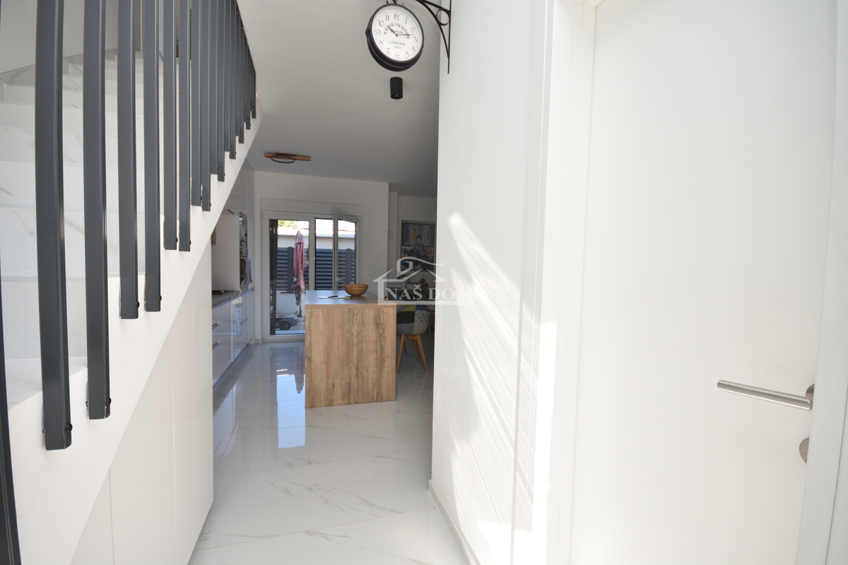 Vodice - Popolnoma opremljena dvojna hiša na mirni lokaciji