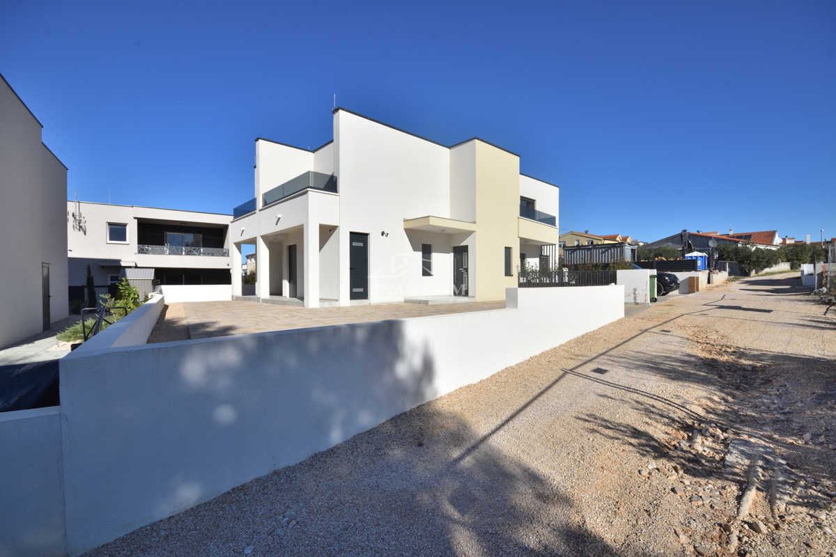 Vodice - Popolnoma opremljena dvojna hiša na mirni lokaciji