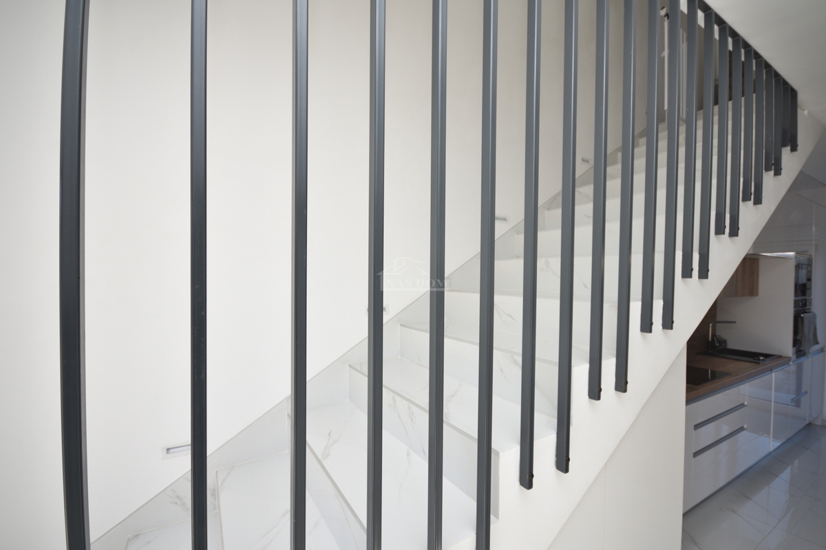 Vodice - Popolnoma opremljena dvojna hiša na mirni lokaciji