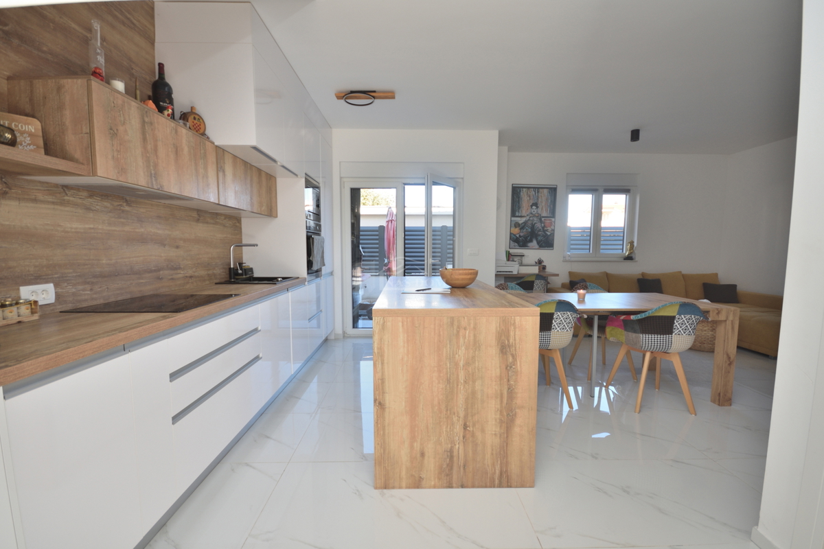 Vodice - Popolnoma opremljena dvojna hiša na mirni lokaciji