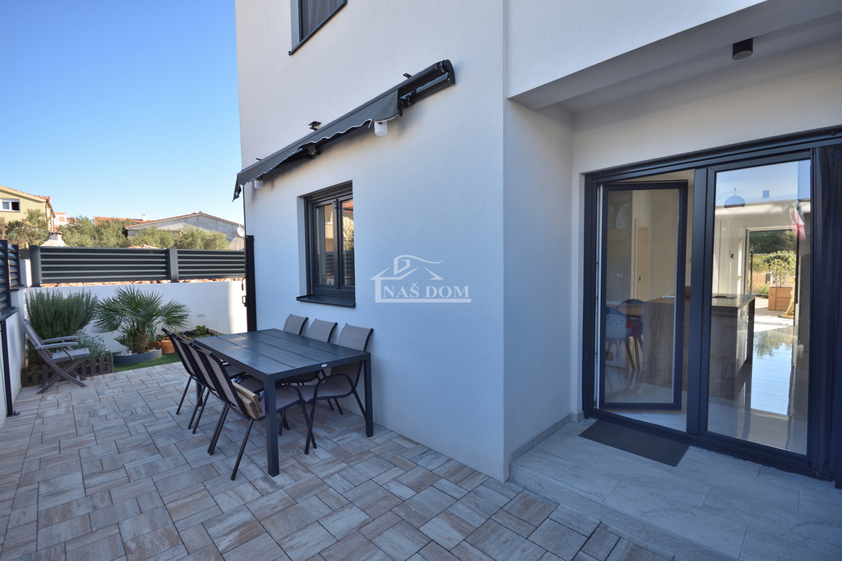 Vodice - Popolnoma opremljena dvojna hiša na mirni lokaciji