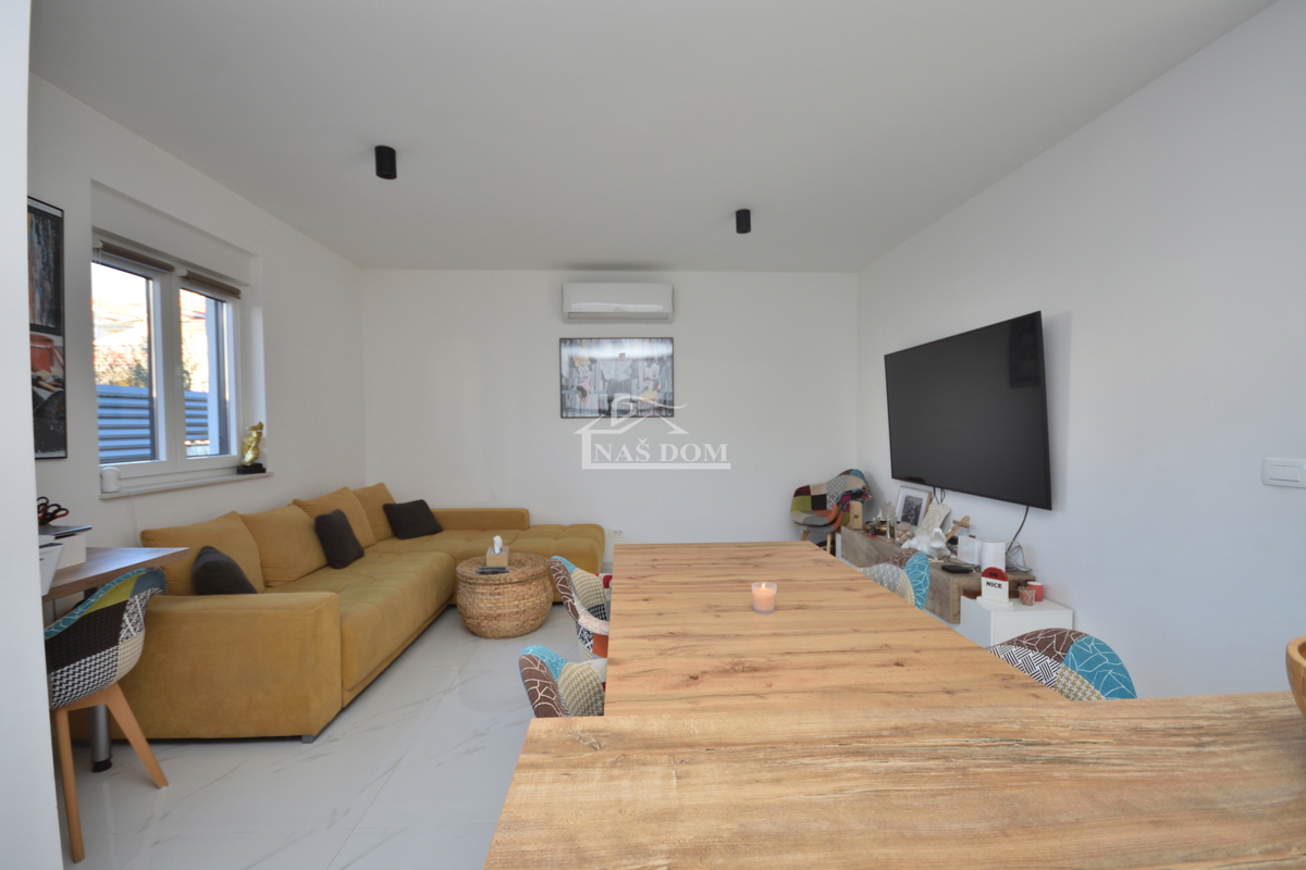 Vodice - Popolnoma opremljena dvojna hiša na mirni lokaciji