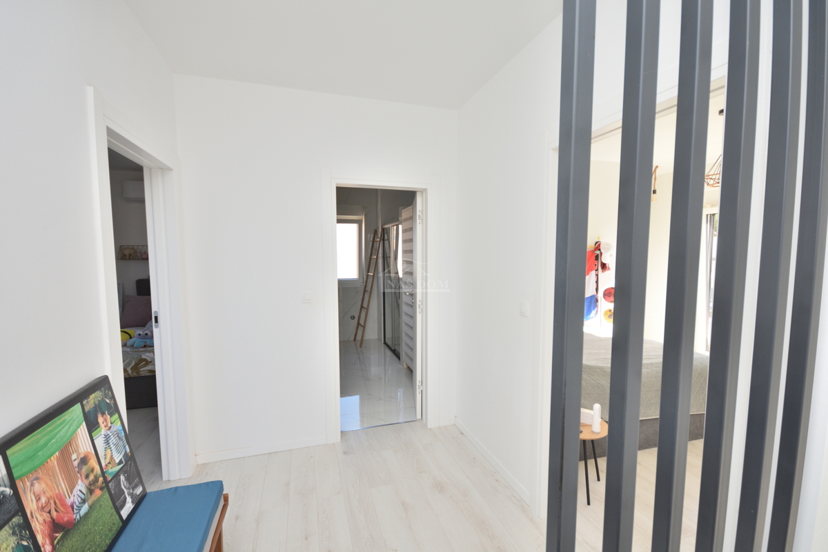 Vodice - Popolnoma opremljena dvojna hiša na mirni lokaciji