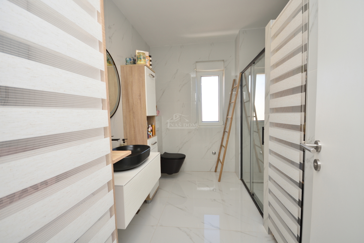 Vodice - Popolnoma opremljena dvojna hiša na mirni lokaciji