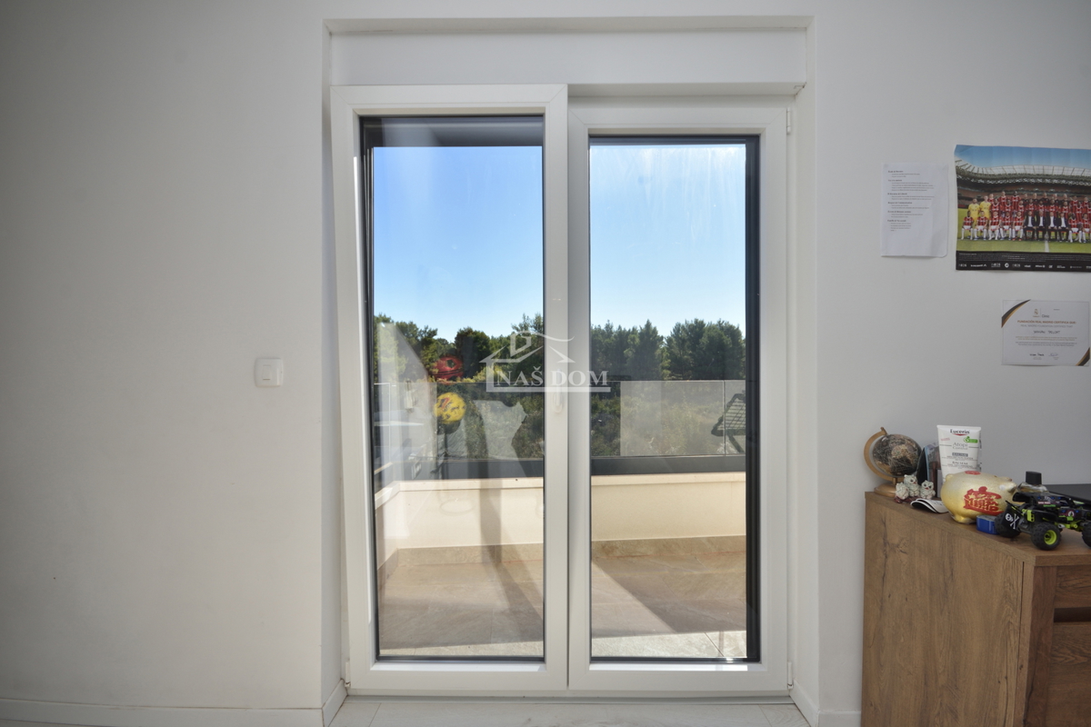 Vodice - Popolnoma opremljena dvojna hiša na mirni lokaciji