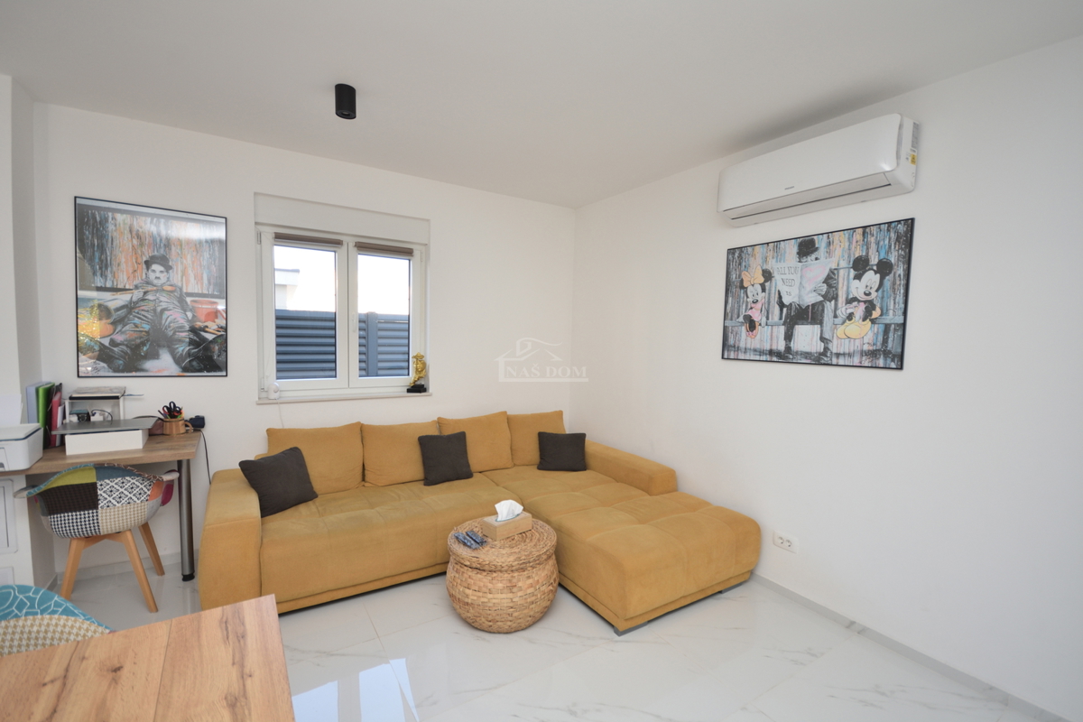 Vodice - Popolnoma opremljena dvojna hiša na mirni lokaciji