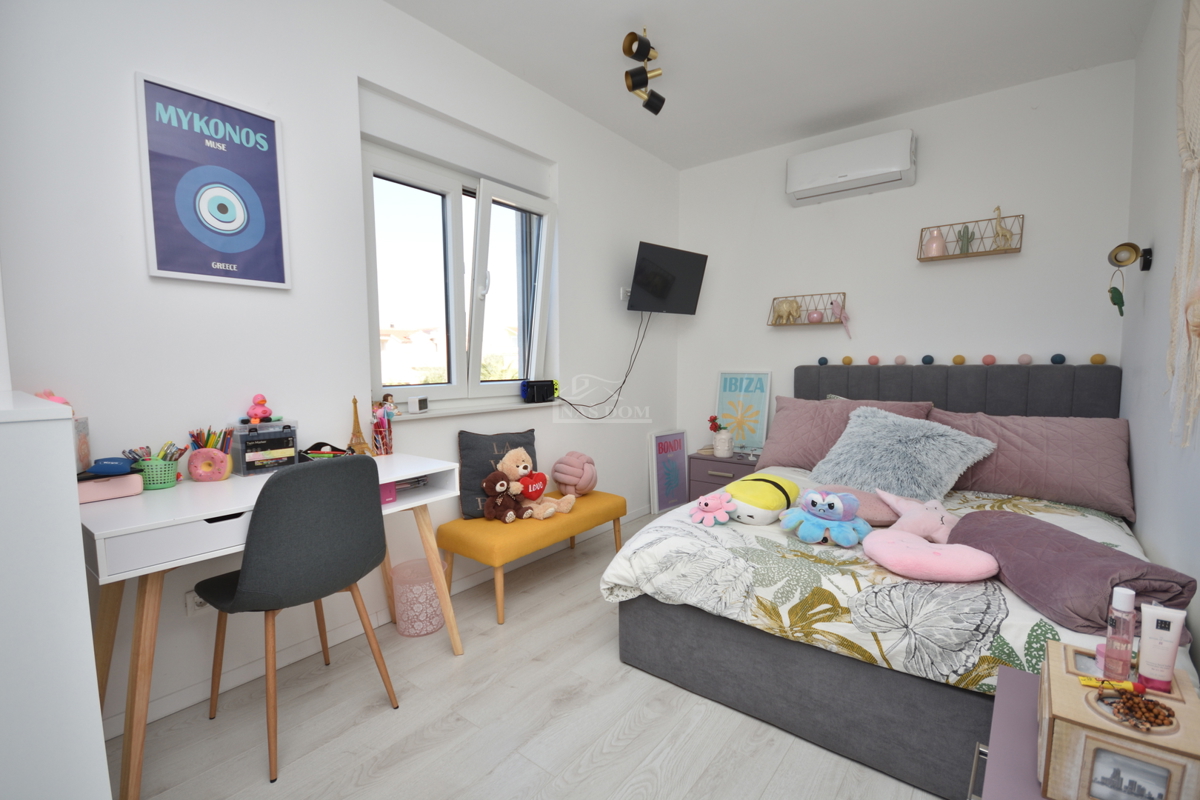 Vodice - Popolnoma opremljena dvojna hiša na mirni lokaciji