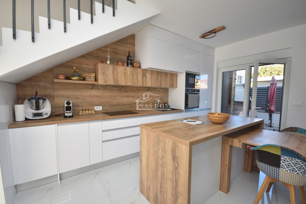 Vodice - Popolnoma opremljena dvojna hiša na mirni lokaciji