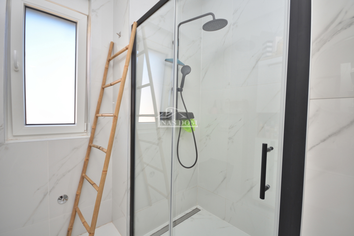 Vodice - Popolnoma opremljena dvojna hiša na mirni lokaciji