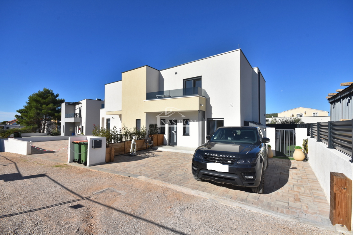 Vodice - Popolnoma opremljena dvojna hiša na mirni lokaciji