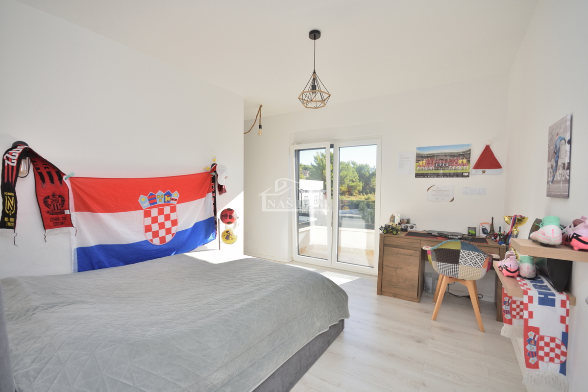 Vodice - Popolnoma opremljena dvojna hiša na mirni lokaciji