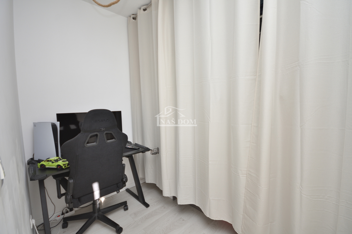 Vodice - Popolnoma opremljena dvojna hiša na mirni lokaciji