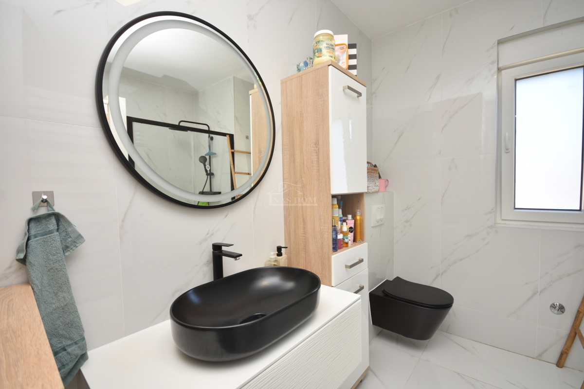 Vodice - Popolnoma opremljena dvojna hiša na mirni lokaciji