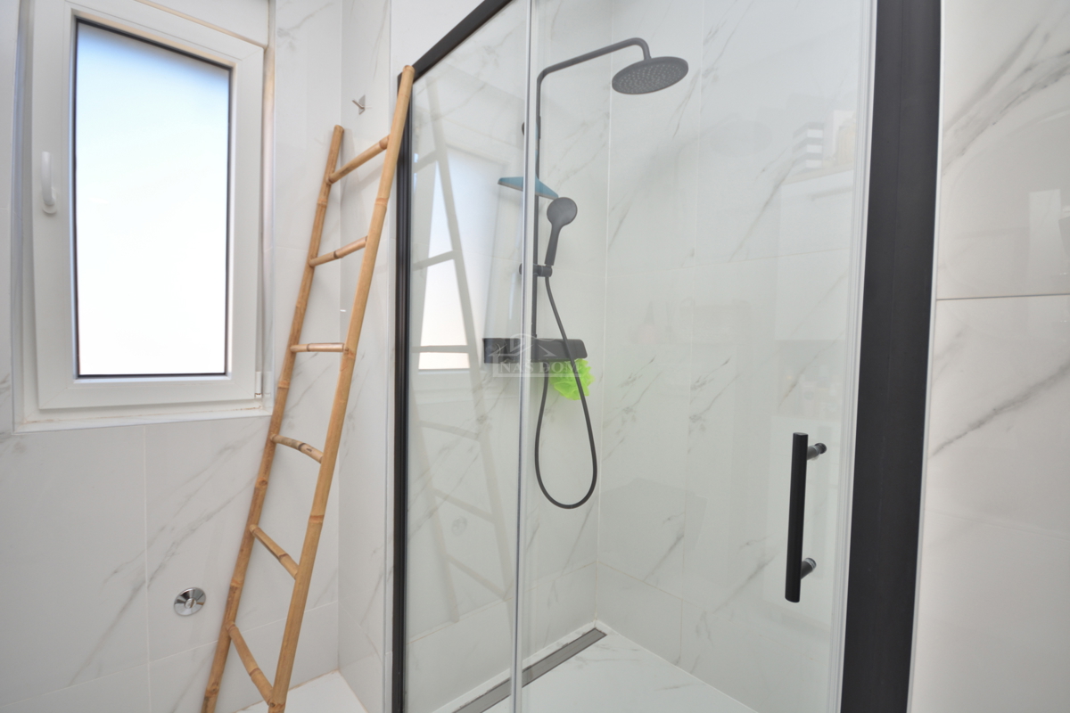 Vodice - Popolnoma opremljena dvojna hiša na mirni lokaciji