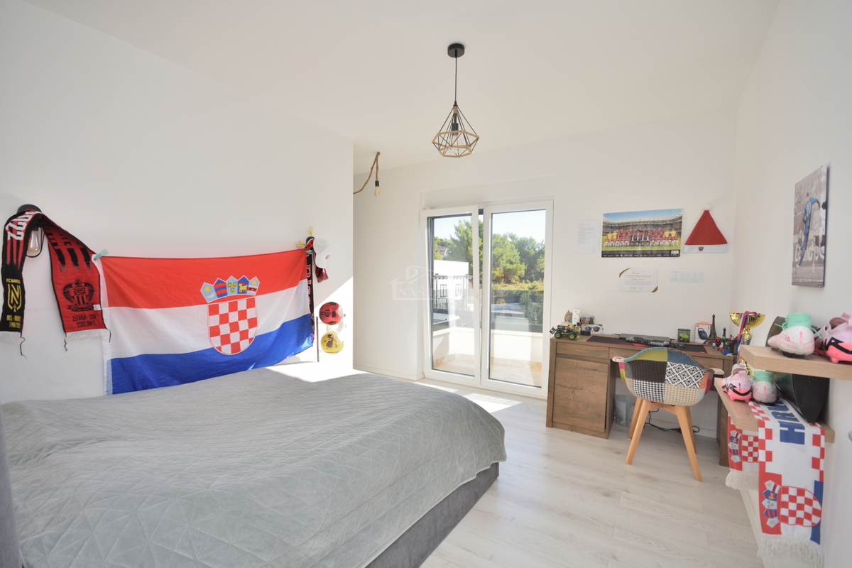 Vodice - Popolnoma opremljena dvojna hiša na mirni lokaciji