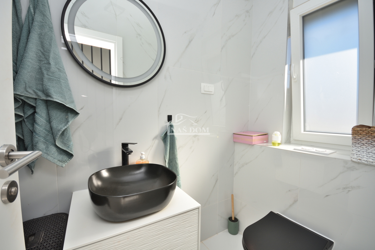 Vodice - Popolnoma opremljena dvojna hiša na mirni lokaciji