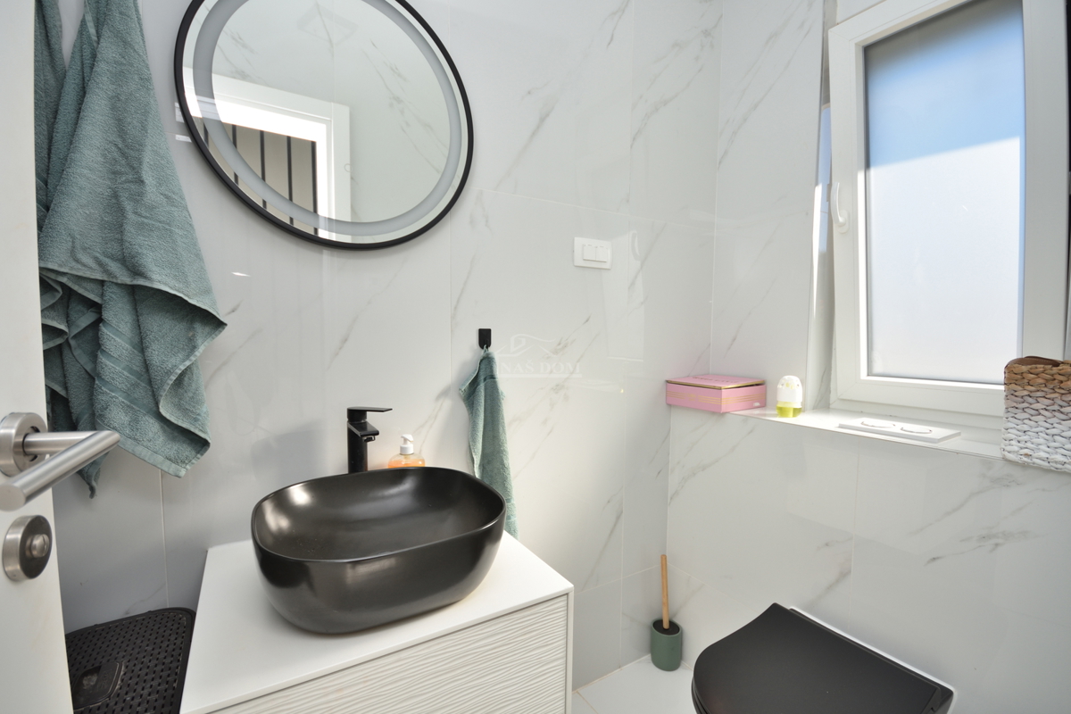 Vodice - Popolnoma opremljena dvojna hiša na mirni lokaciji