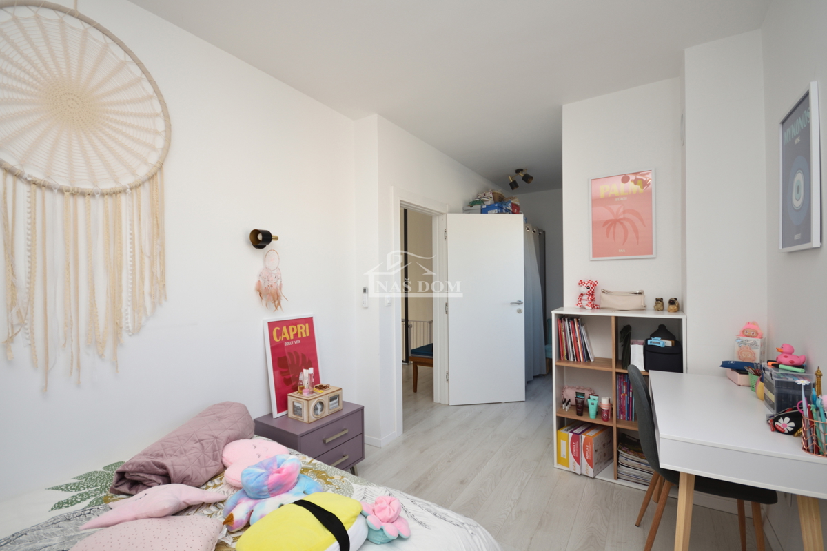 Vodice - Popolnoma opremljena dvojna hiša na mirni lokaciji