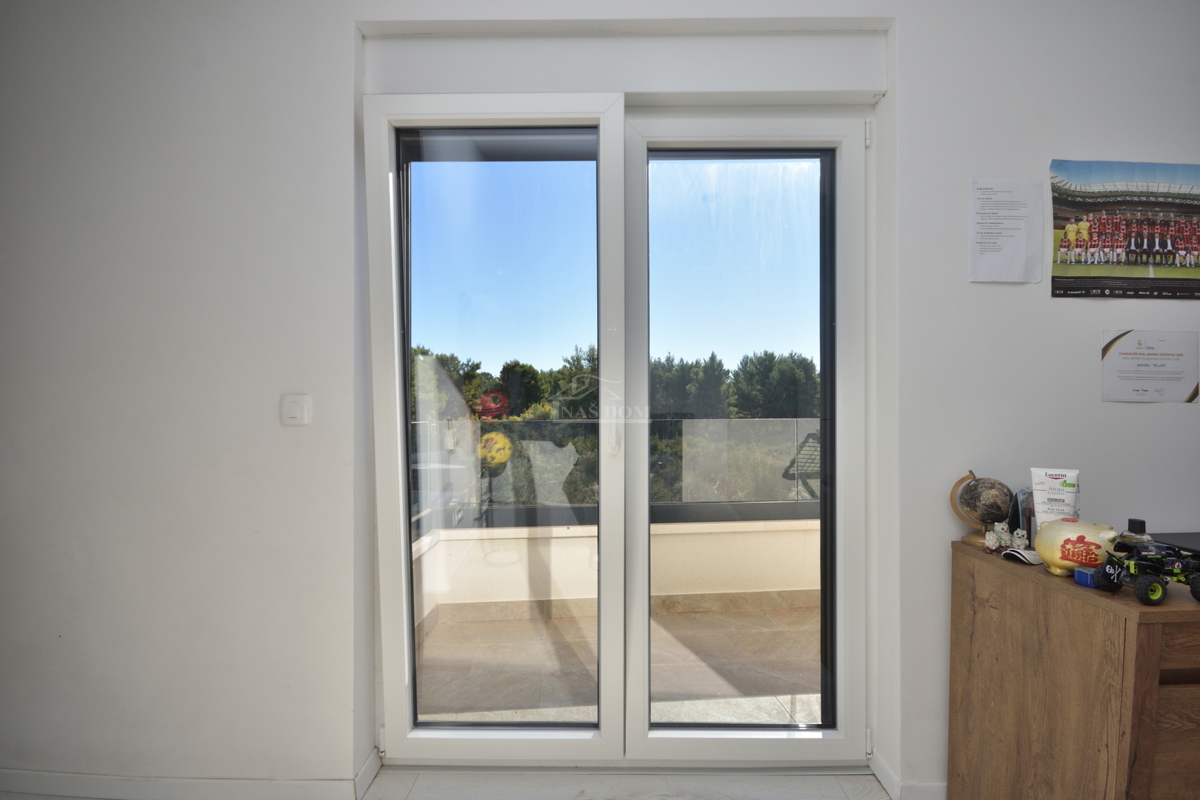 Vodice - Popolnoma opremljena dvojna hiša na mirni lokaciji