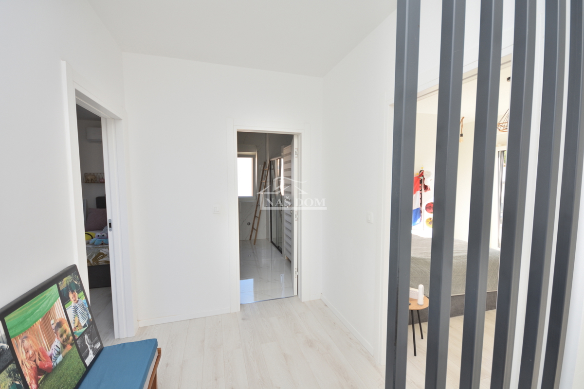 Vodice - Popolnoma opremljena dvojna hiša na mirni lokaciji