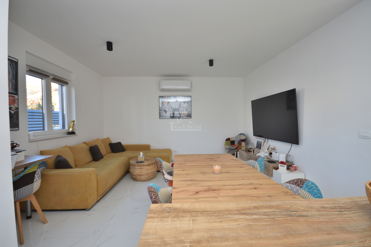 Vodice - Popolnoma opremljena dvojna hiša na mirni lokaciji