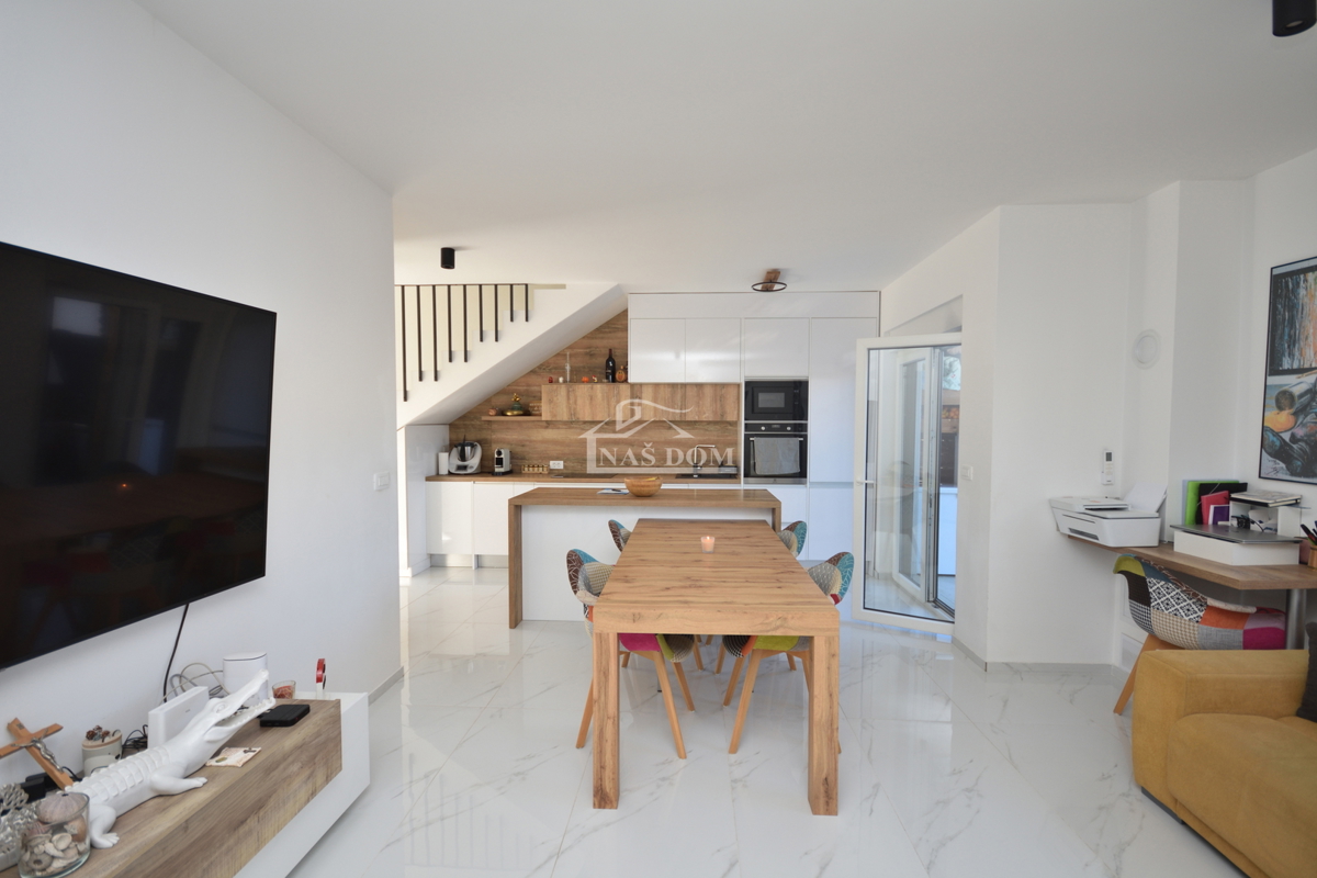 Vodice - Popolnoma opremljena dvojna hiša na mirni lokaciji